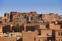 Image du Maroc Professionnelle de  L'ancienne Kasbah de la ville de Ouarzazate, ce regroupement de maisons est appelé Ksar, il fait partie des constructions berbères du sud du Maroc. La ville qui se veut le Hollywood du Maroc dispose de plusieurs studios déjà, Mardi 28 Décembre 2004. (Photo / Abdeljalil Bounhar)

